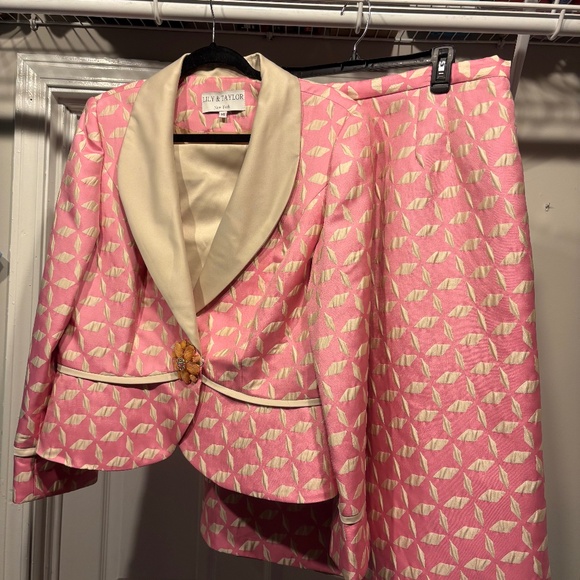 Lily & Taylor Suit - Picture 1 of 13